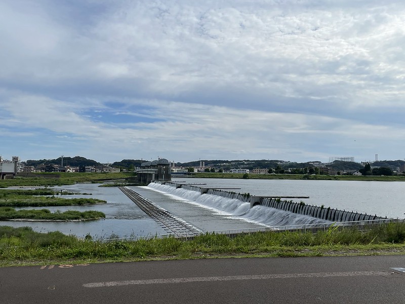 多摩川沿いの堰
